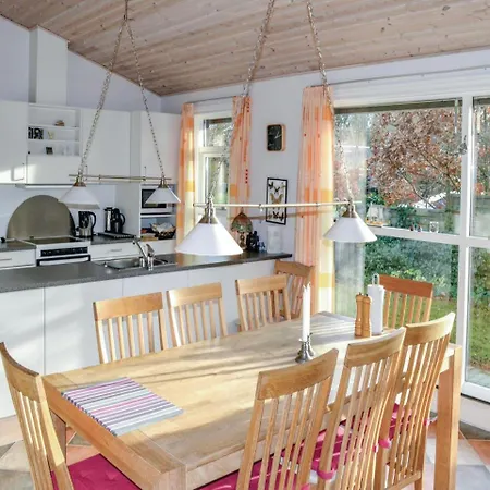 Three-bedroom Holiday In * Hals