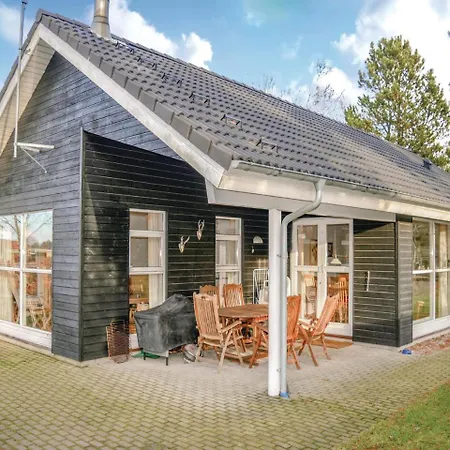 Casa de Férias Three-bedroom Holiday In Hals